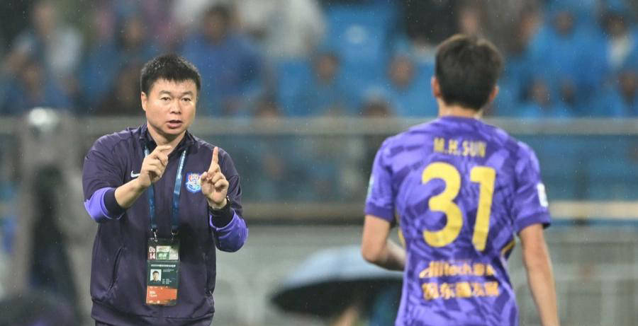 中超裁判争议不断!VAR介入4分钟,名记呼吁公平裁判
