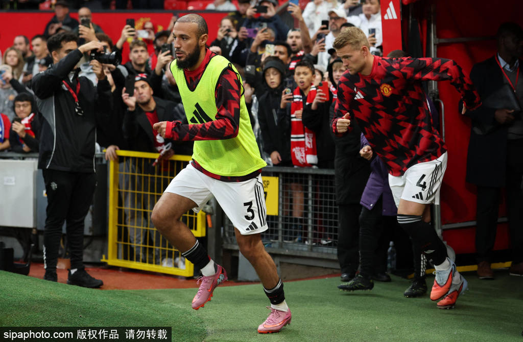 曼联对桑德兰：VAR介入后裁判判决引发热议