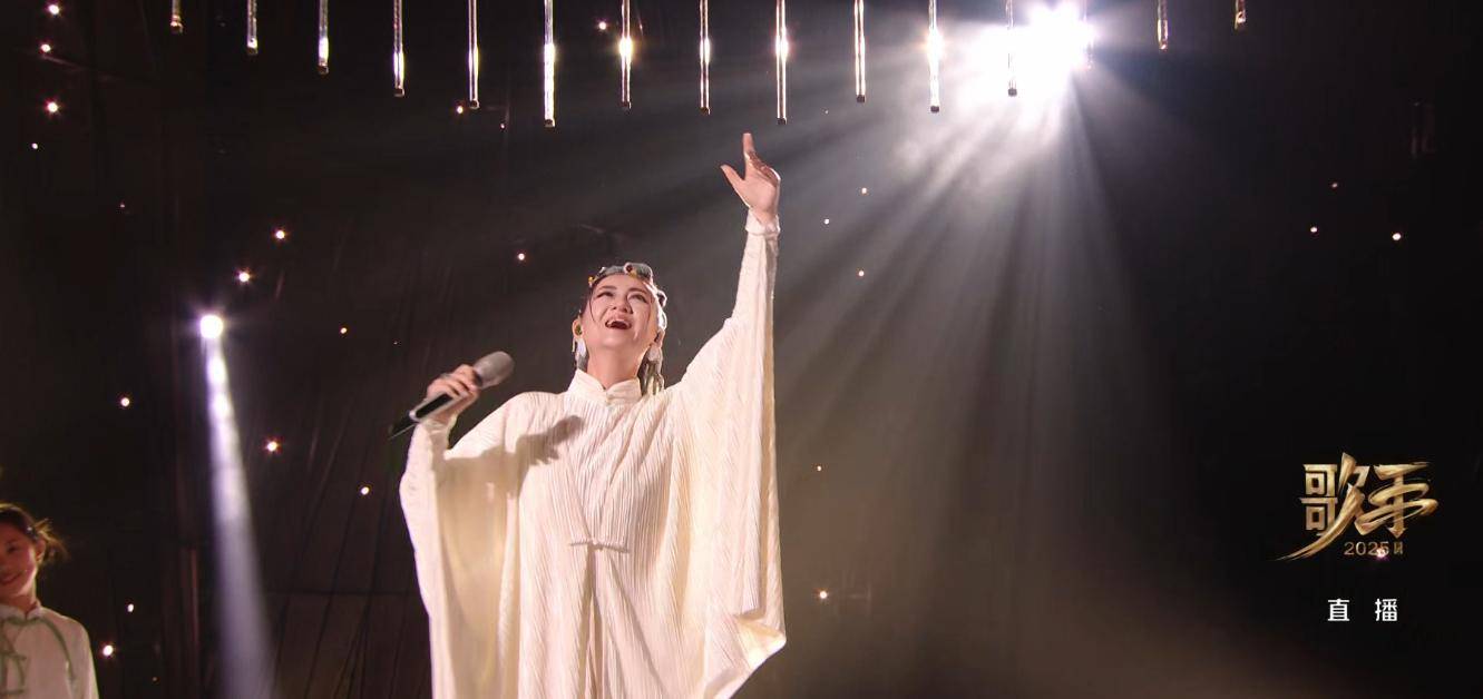 歌手2025震撼来袭，李佳薇天后现场唱响，收音效果无可挑剔