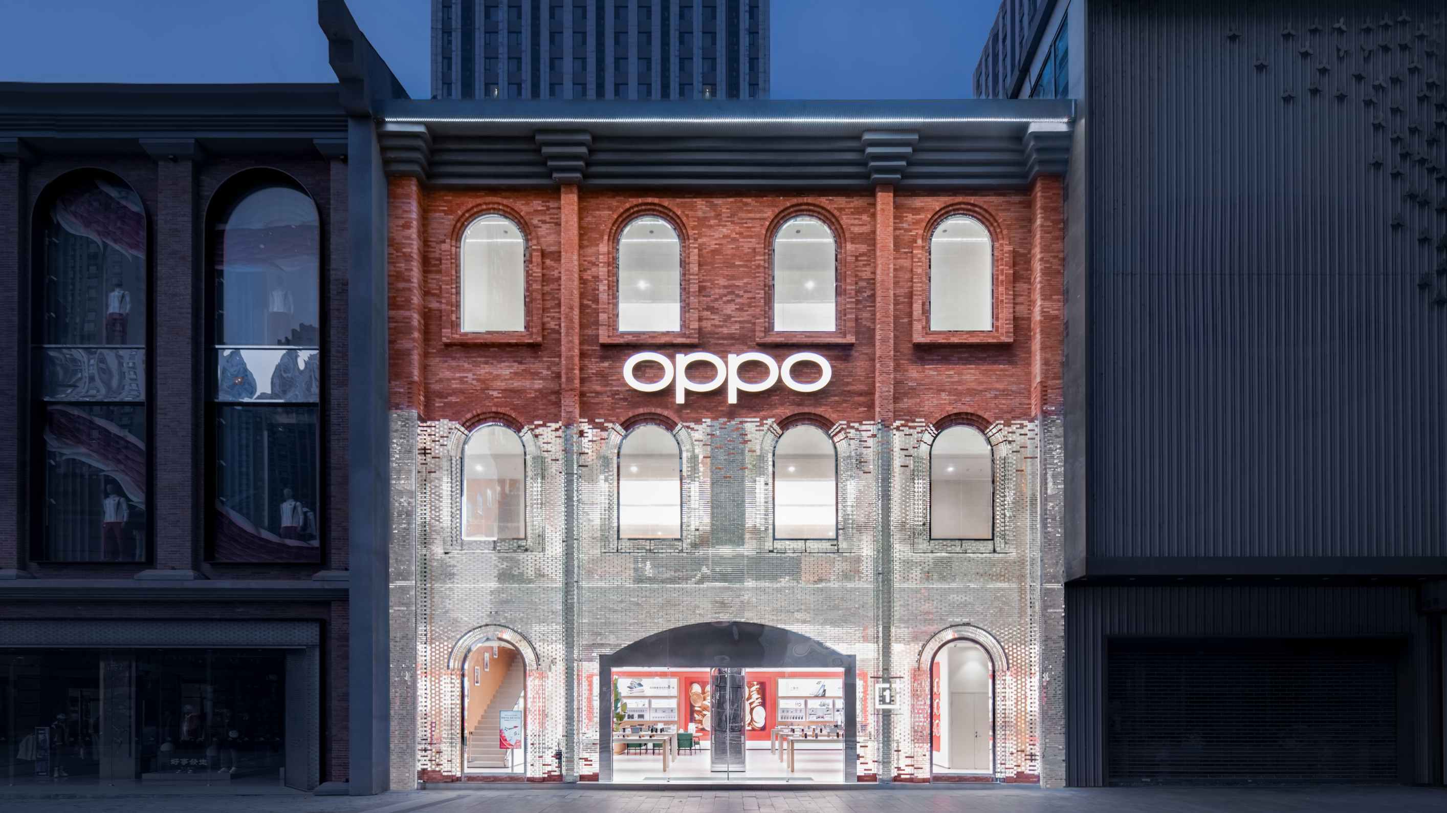 百年帽庄 × 电竞光影:OPPO|一加天津旗舰店到底有多会玩?